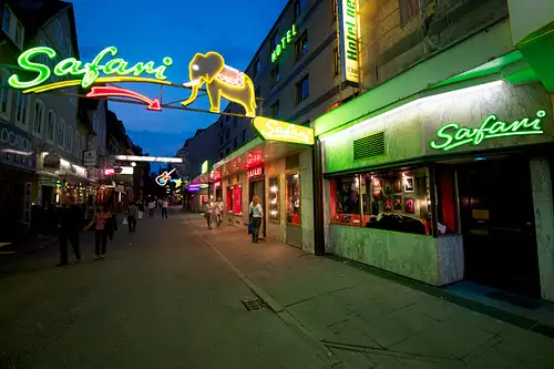 Hamburg Safari Tour in English – Explore St. Pauli Like a Local Guide