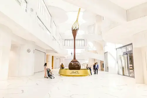 Zurich Tour with Boat Cruise and Visit to Lindt Home of Chocolate
